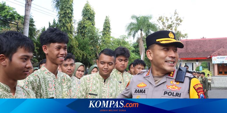 Momen Kapolresta Banyuwangi Bertemu "Kembaran" Saat Jalankan Giat "Police Goes to School"
