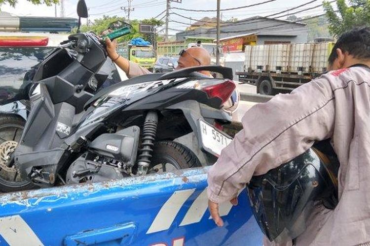 Petugas membawa sepeda motor milik mahasiswi yang tewas kecelakaan di Semarang, Kamis (29/8/2024). Korban mengalami insiden di Jalan Walisongo, Kecamatan Ngaliyan.
