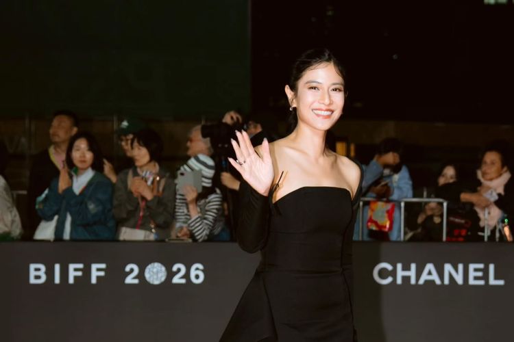 Gaya Dian Sastrowardoyo di BIFF 2026, Elegan dengan Gaun Strapless
