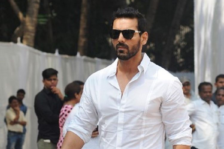 Aktor John Abraham melayat aktris Sridevi di tempat persemayaman di Mumbai, Rabu (28/2/2018). 