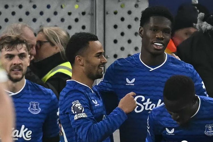 Thierno Barry (tengah) merayakan gol dengan rekan satu timnya dalam pertandingan sepak bola Liga  Inggris antara Everton vs Leeds United di Stadion Hill Dickinson di Liverpool, barat laut Inggris pada 26 Januari 2026. (Foto oleh Paul ELLIS / AFP)