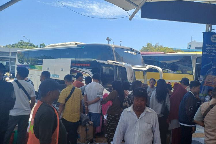 Cerita Dadang, Sopir Bus yang Rayakan Lebaran di Jalan Selama Hampir 30 Tahun