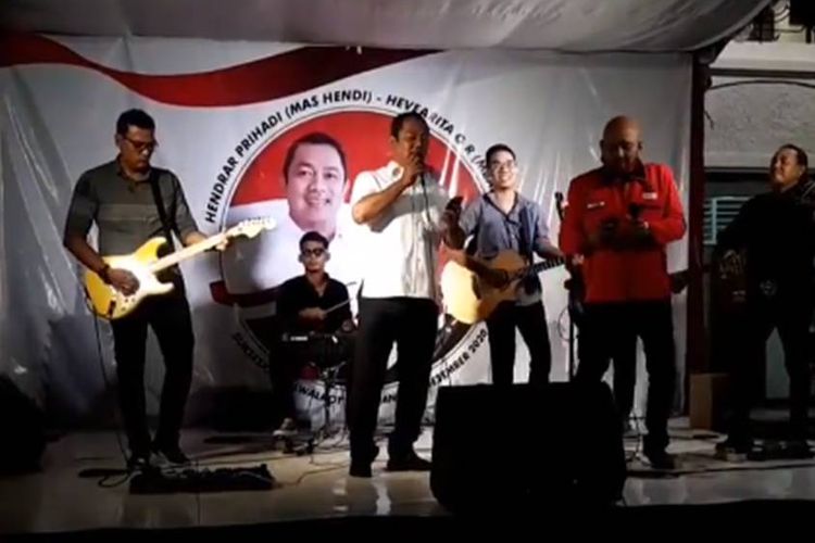Tangkapan layar video yang memperlihatkan petahan Wali Kota Semarang Hendrar Prihadi asyik menyanyi tanpa menggunakan masker.