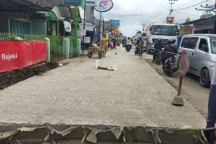 Pembangunan ruas jalan di wilayah selatan Kabupaten Bandung Barat (KBB) hingga saat ini masih terkendala. Akhirnya penyelesaian proyek jalan tersebut terhambat.
