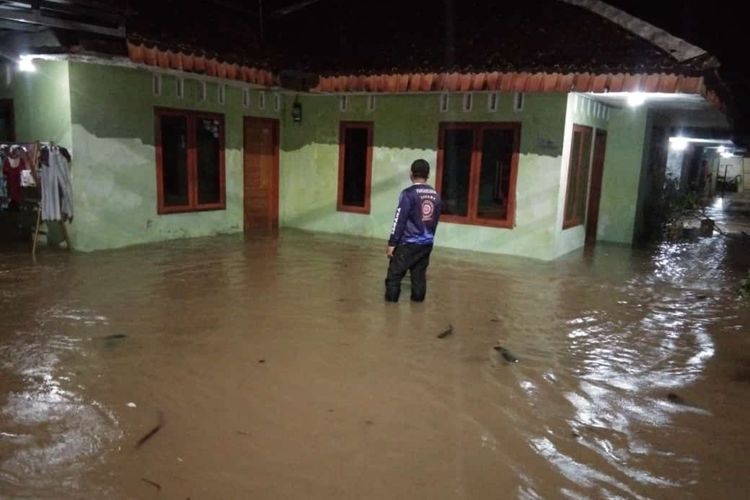 Rumah terendam banjir di Kabupaten Pangandaran, Jawa Barat, Jumat (07/07/2023) dinihari. banjir disebabkan hujan yang terus mengguyur wilayah Pangandaran sejak Kamis pagi.