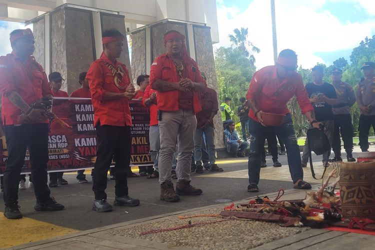 Tagih Janji Pansus Konflik Lahan, Masyarakat Adat Dayak Gelar Ritual di DPRD Nunukan