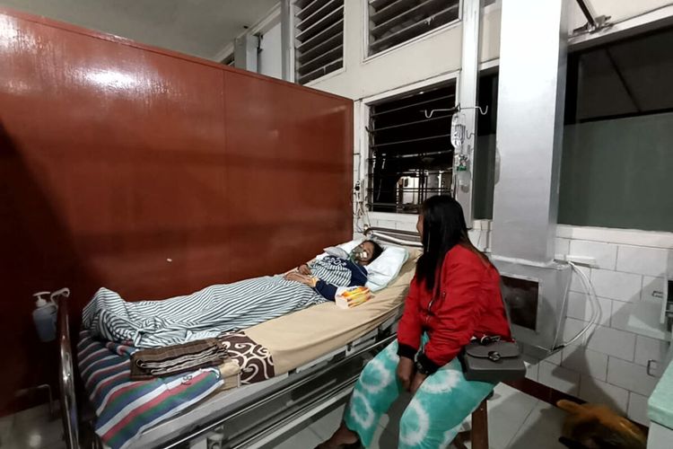 Anggota keluarga duduk di sebelah Sugiati yang dilakukan terbaring di RSUD Ngudi Waluyo, Blitar. Usai tertabrak kereta api dan sempat diduga tewas, kini, Rabu (16/11/2022), kondisi Sugiati mulai membaik.