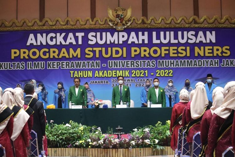 FIK UMJ menggelar Angkat Sumpah Lulusan Program Studi Profesi Ners Tahun Akademik 2021-2022 di TMII, Jakarta (31/5/2022) bagi 92 lulusannya.
