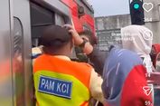 Viral Penumpang Tarik Topi Petugas KCI di Manggarai Saat Paksa Masuk KRL Penuh