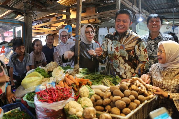 Gubernur Sumsel Herman Deru ketika melakukan peninjauan operasi pasar di Palembang, Minggu (28/4/2019). Ia memastikan, seluruh harga ebutuhan pokok menjelang Ramadhan hingga lebaran tetap stabil.