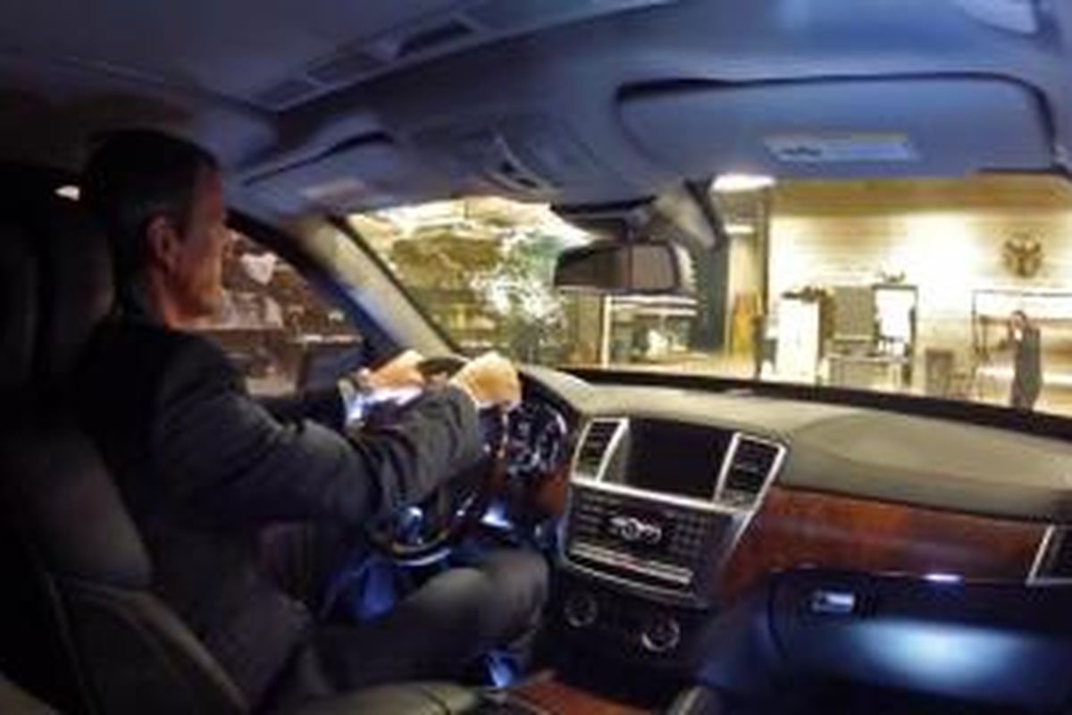 CEO Texas Armoring Corporation Trent Kimball berada di dalam kabin Mercedes-Benz GL untuk membuktikan kaca depan anti peluru.