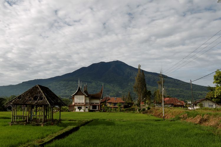 Panorama Gunung Singgalang di Nagari Koto Gadang, Kecamatan IV Koto, Kabupaten Agam, Sumatera Barat, Minggu (19/2/2012). Daerah ini merupakan salah satu lokasi di Sumatera Barat yang dilalui Sesar Sumatera. 