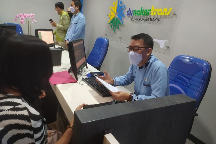 Seorang petugas Disnakertrans Jabar tengah melayani para pencari kerja di The New GLIK. Layanan ini bisa juga diakses secara online.