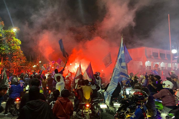 Bobotoh di Sukabumi saat berkumpul di area Balai Kota, merayakan gelar Juara Persib Bandung 2024-2025. 