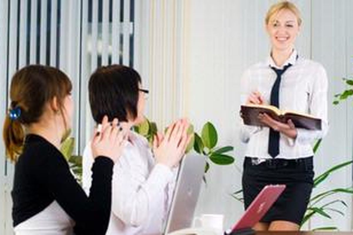 Sesekali lontarkan jokes agar suasana menjadi cair dan tidak tegang.