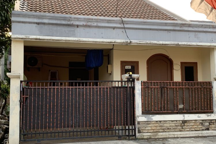 Rumah tersangka teroris DE di Perumahan Anggrek Harapan, RT 07 RW 27, Kelurahan Harapan Jaya, Kecamatan Bekasi Utara, Kota Bekasi, Selasa (15/8/2023). Kondisi rumah pada Selasa usai penggerebakan, tampak sepi, tidak ada aktivitas apapun di teras rumah.