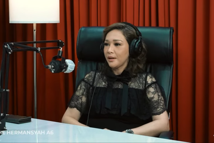 Produser musik Maia Estianty saat berbincang dengan Ashanty.