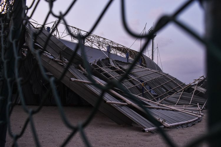 Tampak atap lapang bola SOR Arcamanik yang rubuh akibat terjangan hujan disertai angin Sabtu (9/11/2019) kemarin menimpa fasilitas olahraga lainnya seperti lapan voli pasir.