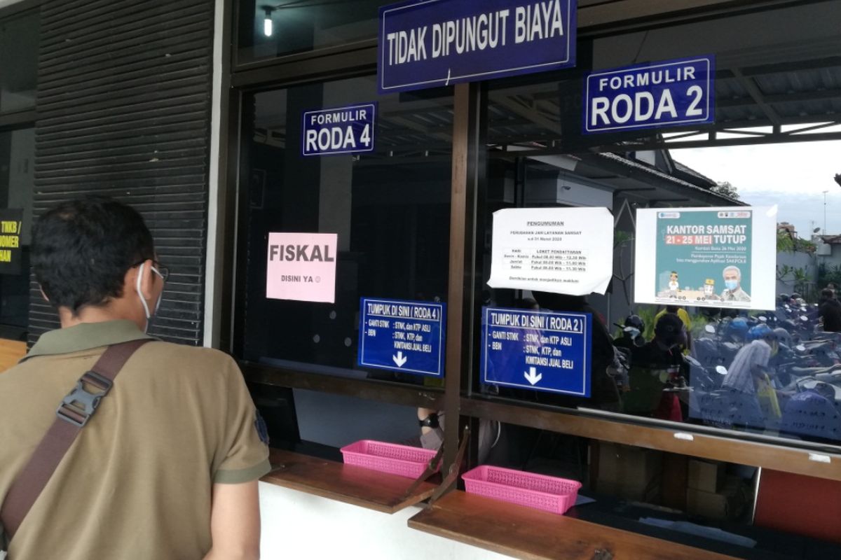 seorang wajib pajak menunggu berkas di depan loket fiskal di kantor Samsat Kota Solo, Berikut cara cek pajak kendaraan atau cek pajak kendaraan online, baik cek pajak mobil maupun cek pajak motor. 