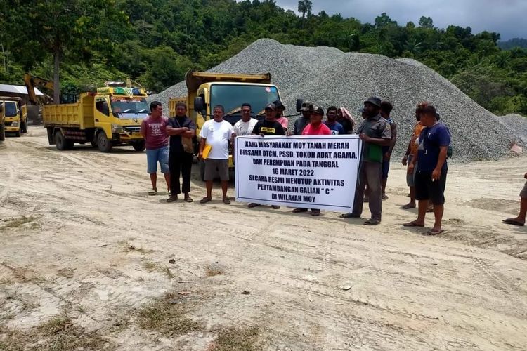 Perwakilan masyakat adat Moy, Sentani Barat, saat melakukan pemalangan dan penutupan terhadap salah satu perusahaan galian C di wilayah Sentani Barat, Kabupaten Jayapura, Papua, Rabu (16/03/2022).