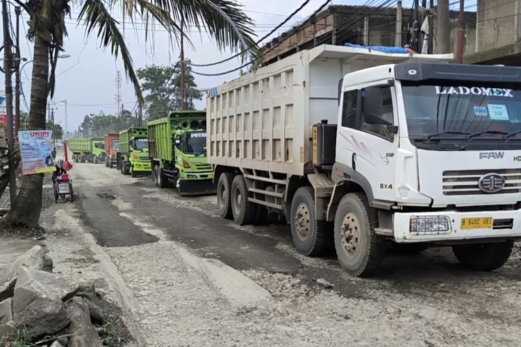 Potret antrean truk di Jalan Mohamad Toha, Parung Panjang, Kabupaten Bogor, Jawa Barat.