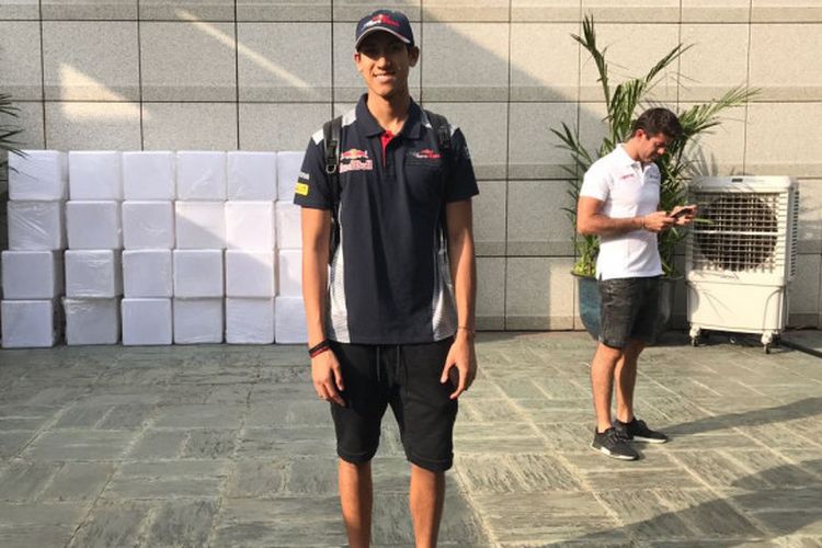 Sean Gelael dan Norman Nato (berbaju putih) di Hotel Ritz Carlton Singapura jelang track walk pada Kamis (14/9/2017).