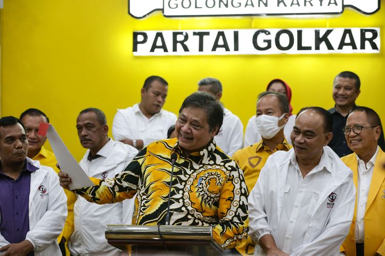 Ketua Umum Partai Golkar Airlangga Hartarto memberikan keterangan pers saat  pertemuan dengan kelompok relawan Joko Widodo di Kantor DPP Partai Golkar, Slipi, Jakarta, Senin (7/11/2022).