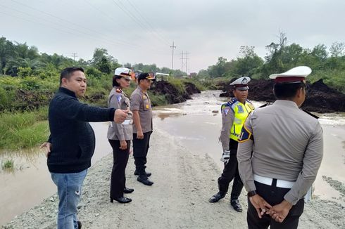 Jalan Menuju Pelabuhan Buton di Riau Ambles, Satu Unit Truk Tertimbun