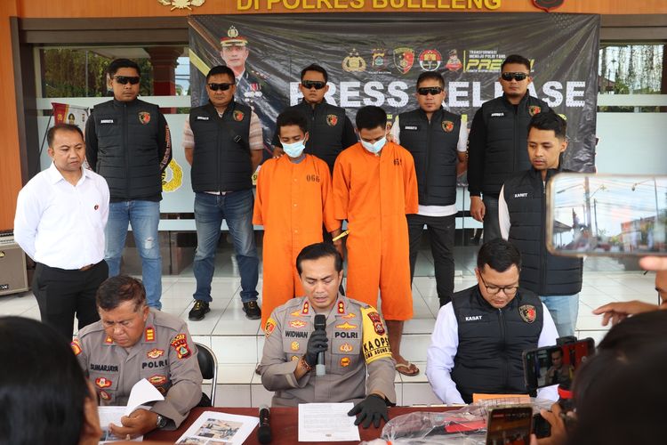 Polisi menunjukkan dua tersangka dan barang bukti kasus perburuan satwa liar di hutan Taman Nasional Bali Barat di Kabupaten Buleleng, Provinsi Bali, Senin (22/4/2024). 