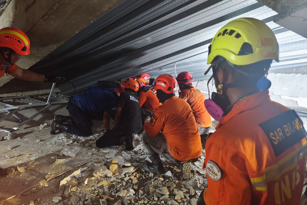 Petugas SAR Gabungan mengevakuasi korban reruntuhan bangunan Ponpes Al-Khoziny Sidoarjo, Selasa (30/9/2025)