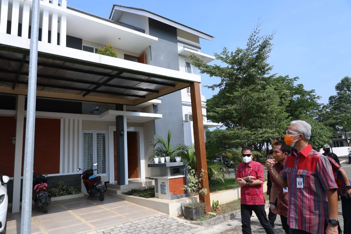 Gubernur Jawa Tengah (Jateng) Ganjar Pranowo saat mengunjungi perumahan Graha Muria, Kedungdowo, Kecamatan Kaliwungu, Kudus, Selasa (8/6/2021).
