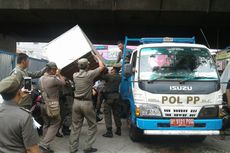 Bikin Macet, Belasan PKL Asemka Ditertibkan