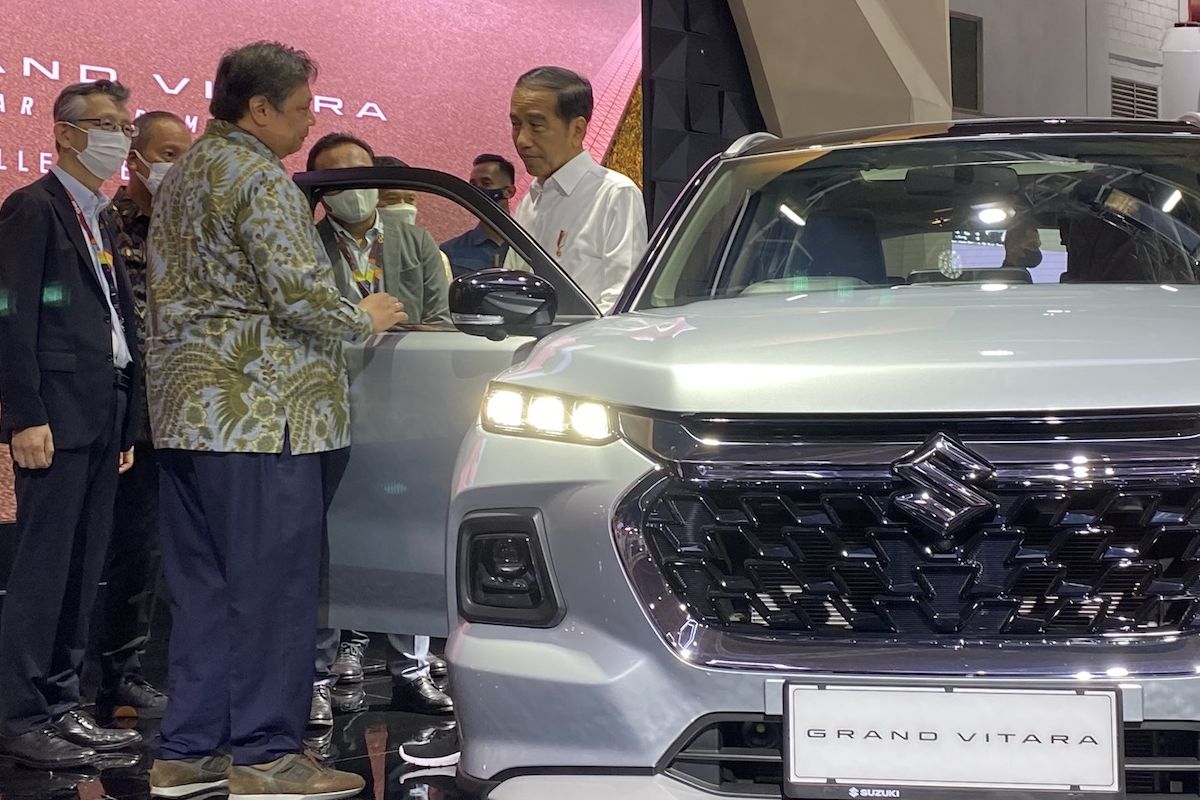 Presiden Republik Indonesia Joko Widodo penasaran dengan mobil Suzuki Grand Vitara