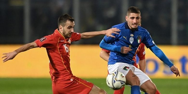 Gelandang Italia, Marco Verratti, berebut bola dengan pemain Makedonia Utara, Boban Nikolov, dalam pertandingan playoff Piala Dunia 2022 zona Eropa antara Italia vs Makedonia Utara di Stadion Renzo Barbera, Palermo, Kamis (24/3/2022) atau Jumat dini hari WIB. 