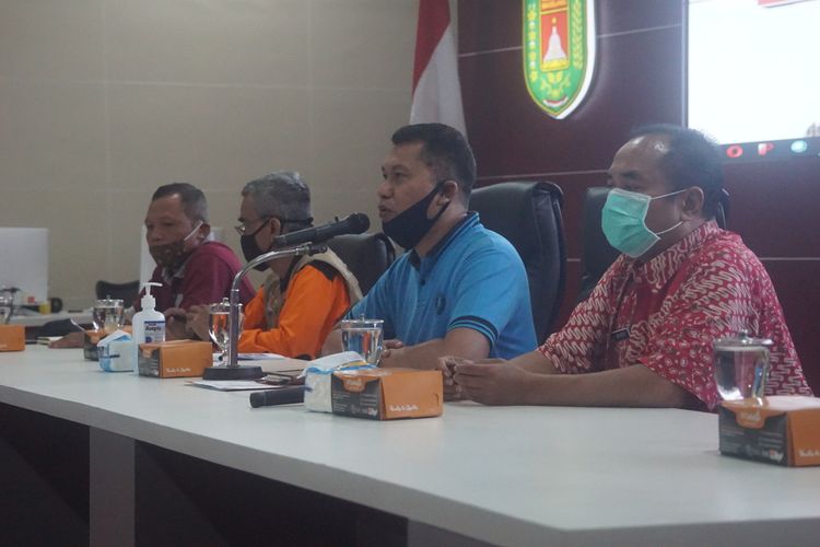 Asisten Pemerintahan dan Kesejahteraan Rakyat Sekda Kabupaten Magelang, Nanda Cahyadi Pribadi (kaos biru) dalam jumpa pers di Command Center kompleks kantor Pemkab Magelang, Jumat (18/12/2020).