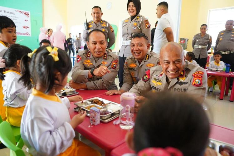 Kapolda Riau Irjen Herry Heryawan saat ikut mendistribusikan MBG ke salah satu sekolah di Pekanbaru, Riau, Kamis (30/10/2025).
