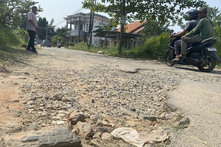 Ketua Anggota DPRD Kota Bandar Lampung Wiyadi saat memeriksa kerusakan jalan di ruas Jalan Raden Saleh, Kamis (25/5/2023).