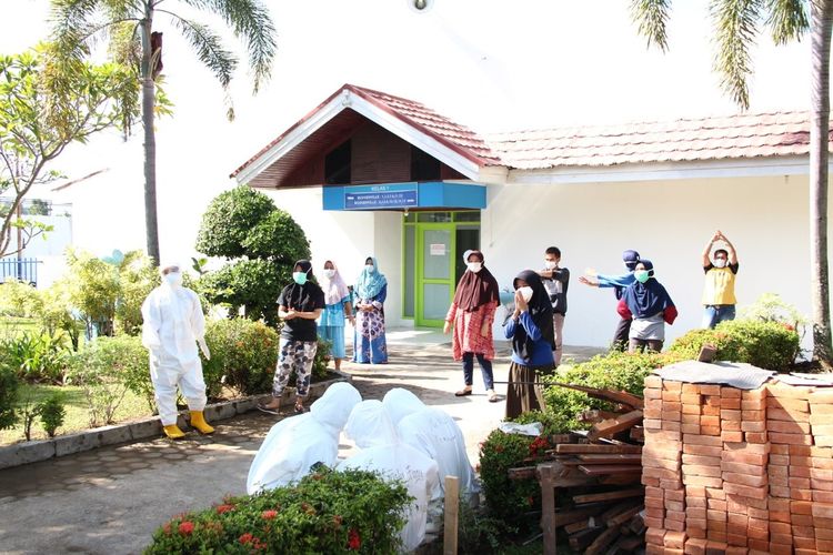 Sepuluh pasien isolasi Covid-19 RSUP M Djamil Padang melaksanakan senam bersama di halaman ruang inap RSUP M Djamil Padang, Jumat (29/5/2020)