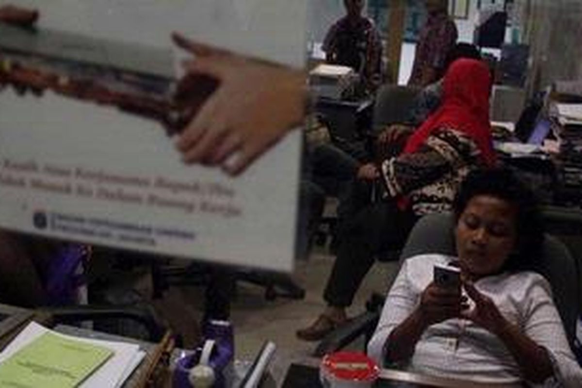 Situasi ruang kerja Pegawai Negeri Sipil (PNS) di lantai 20 Gedung BKD (Badan Kepegawaian Daerah), Jakarta Pusat, Kamis (23/8/2012). Pada hari pertama masuk kerja usai libur Idul Fitri 1433 H, terdapat beberapa meja yang terlihat masih kosong. 