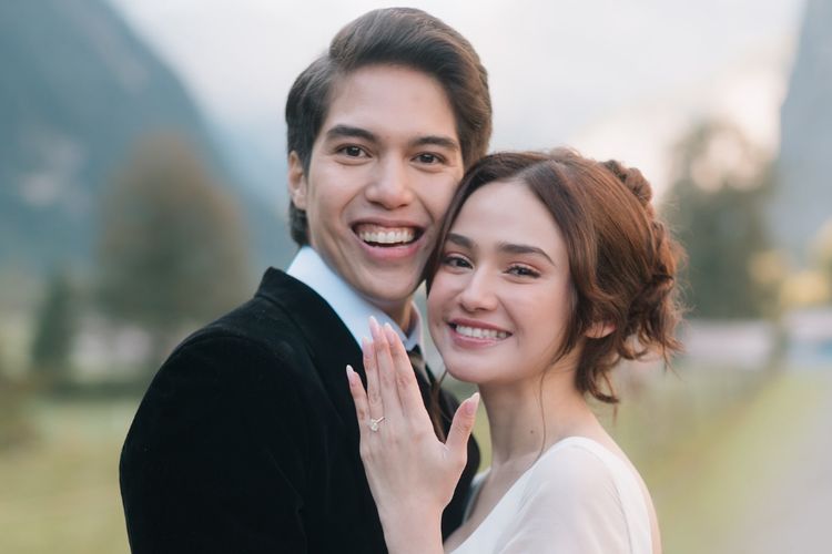 El Rumi menyapa Syifa Hadju ?my fiancée? usai lamaran di Swiss. Apa arti dan sejarah istilah tunangan yang berasal dari bahasa Perancis ini?
