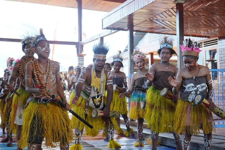 Kampung Yoboi, Distrik Sentani, Kabupaten Jayapura, Papua menggelar Festival Ulat Sagu pada 25-27 Oktober 2022. 