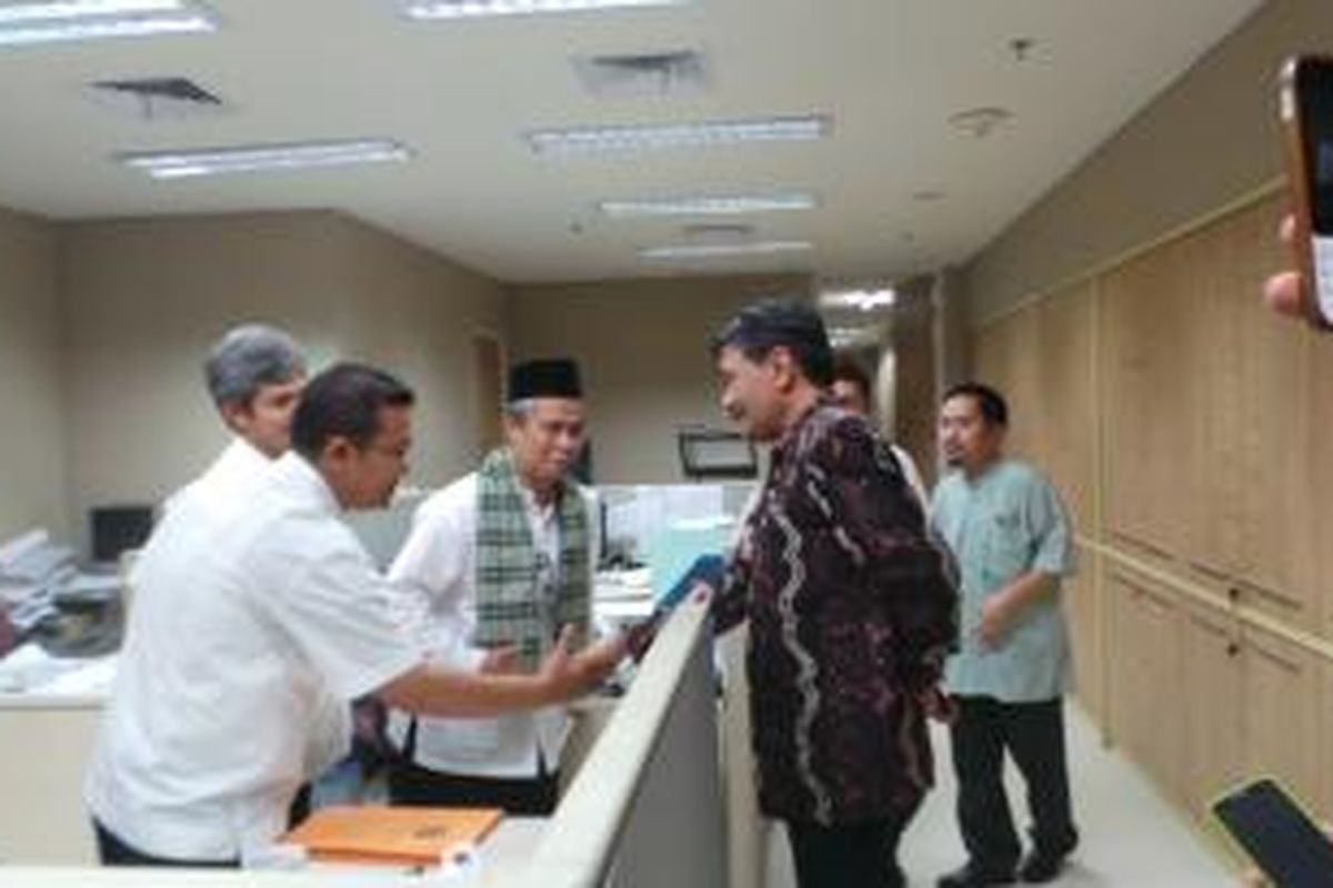 Calon Wakil Gubernur DKI Djarot Saiful Hidayat saat berkeliling ke Balaikota Jakarta dan berkenalan dengan PNS DKI, Jumat (5/12/2014).