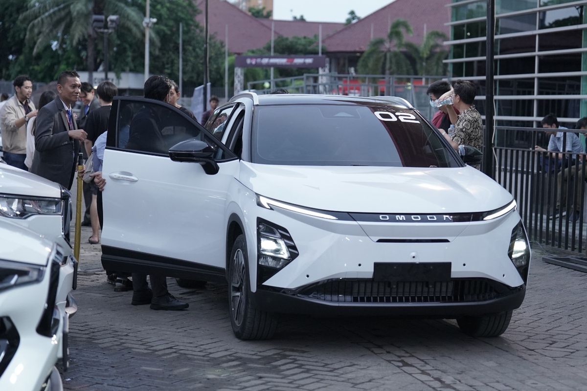 Test drive mobil listrik Chery Omoda E5 pada Indonesia International Motor Show (IIMS) 2024