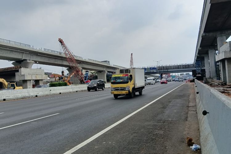 Jasamarga Transjawa Tollroad Regional Division memberlakukan rekayasa lalu lintas di jalan Tol Jakarta-Cikampek akibat adanya pekerjaan erection duplikasi overpass Antelope di kilometer (km) 06+145 selama 27 Juni sampai 5 Juli 2022.
