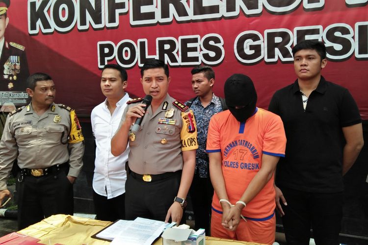 Kapolres Gresik AKBP Wahyu Sri Bintoro (tengah) bersama pelaku pembunuhan, saat rilis di Mapolres Gresik, Selasa (5/3/2019).