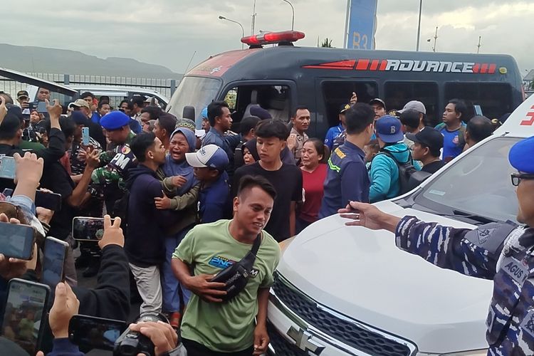 Korban selamat insiden tenggelamnya KMP Tunu Pratama Jaya dievakuasi ke Pelabuhan Ketapang, Kamis (3/7/2025). KMP Tunun Jaya tenggelam pada Rabu (2/7) malam di Selat Bali.