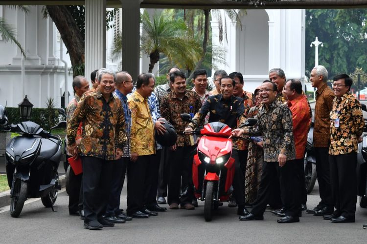 Presiden Joko Widodo jajal skuter listrik anak bangsa, Gesits yang siap produksi massal, di Istana Kepresidenan, Rabu (7/11/2018)