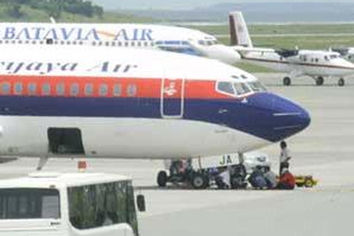 Beberapa teknisi berusaha memperbaiki kerusakan yang terjadi pada bagian roda depan pesawat Boeing 737-300 Sriwijaya Air, di Bandara Sepinggan, Balikpapan, Selasa (15/4).