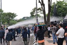 Demo Menolak UU Cipta Kerja Ricuh, Dua Gerbang Dirobohkan Demonstran, Polisi Tembakkan Gas Air Mata