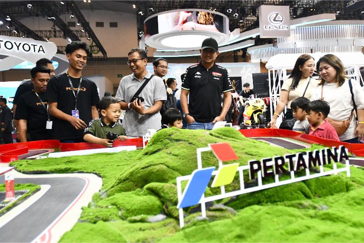 Anak-anak hingga orang dewasa tampak antusias mencoba wahana Mini RC di booth Pertamina, yang menampilkan miniatur sirkuit balap lengkap dengan ikon Pertamina